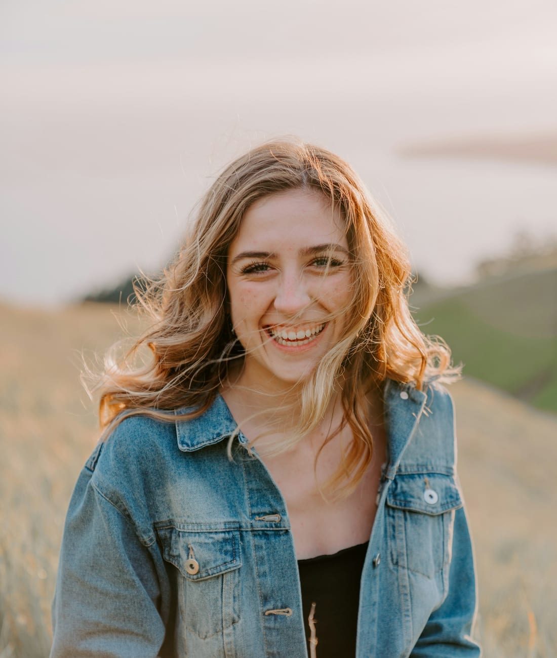 Une vendeuse à domicile souriante